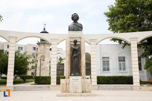 monument-si-statuia-lui-mihai-eminescu-din-constanta-judetul-constanta-min